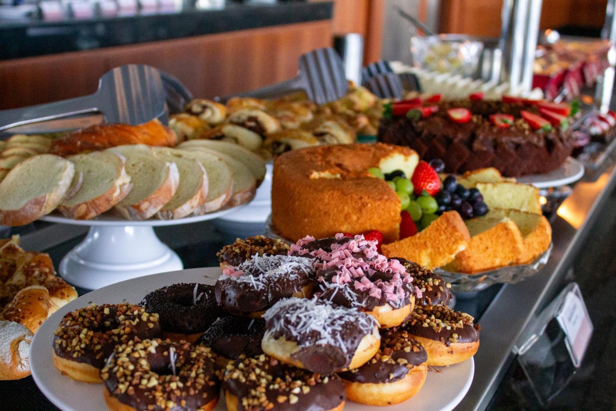Hotel Senac Ilha Do Boi Vitória Zewnętrze zdjęcie A selection of cakes